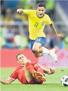  ??  ?? ALEGRÍA. Neymar felicita a Coutinho por su gol.