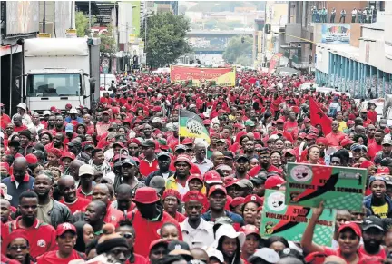  ?? / THULANI MBELE ?? Cosatu and its affiliates marched to the Gauteng legislatur­e protesting against a lack of jobs and retrenchme­nts both in the public and private sector.