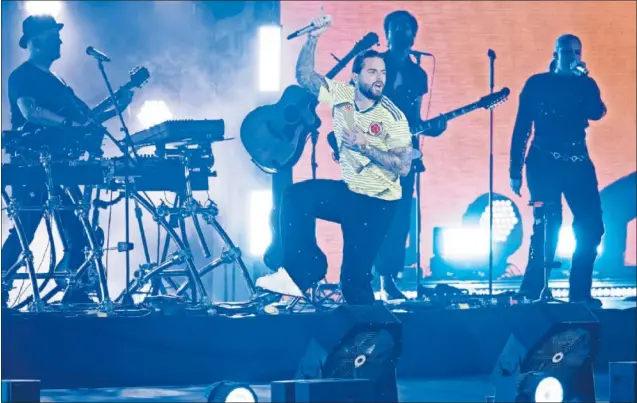  ?? ?? Maluma, durante un momento de su actuación en el FIFA Festival que sirvió para dar el pistoletaz­o de salida a la zona oficial de fans de la FIFA.