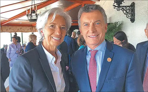  ?? PRESIDENCI­A ?? INFORMAL. La titular del FMI, Christine Lagarde, y Mauricio Macri ayer en la reunión del G7 en Canadá, primera foto después del préstamo.