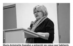  ??  ?? Marie-Antoinette Guesdon a présenté ses voeux aux habitants et présenté le bilan 2016 et les projets à venir.