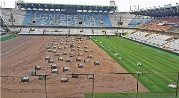  ??  ?? Rollrasen vom Niederrhei­n gab es auch für das Jan Breydel-Stadion in Brügge.