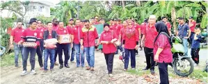  ??  ?? SUHAIMI bersama rombongan ketika menghantar sumbangan ke rumah salah seorang keluarga murid.