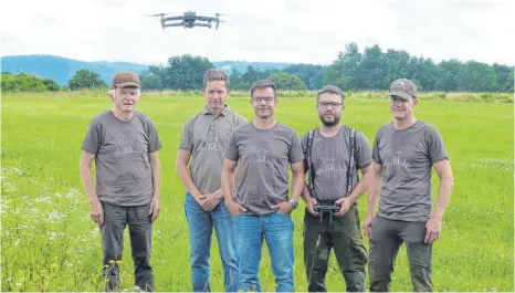  ?? FOTO: PRIVAT ?? Sie sind bei der „Rehkitzret­tung Roder“sozusagen der harte Kern der Truppe: von links Alfred, Daniel, Jürgen, Dominik und Michael Roder.