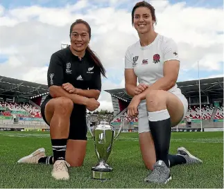  ?? DAVID ROGERS/GETTY IMAGES ?? Black Ferns captain Fiao’o Faamausili and her England counterpar­t Sarah Hunter pose with the Women’s Rugby World Cup prior to tomorrow’s final in Belfast.