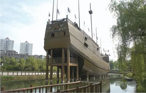  ??  ?? 南京宝船厂遗址公园复­建的郑和宝船
