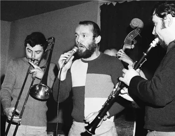  ?? FOTO – PETER PROCHÁZKA ?? Ako spevák Revival Jazz Bandu vo V-klube (1972).