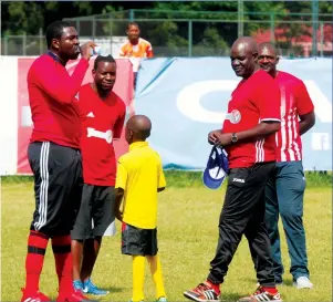  ??  ?? COOLING DOWN . . . Yadah Stars owner and technical advisor Prophet Walter Magaya (left) slcks his thirst as he discusses with his technical staff (from left) assistant coach Elliot Matsika and head coach Jairos Tapera after the club’s training session...