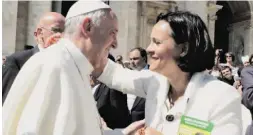  ??  ?? Da rainha de Espanha ao Papa Francisco, Paula Brito e Costa conseguiu fazer chegar a mensagem da Raríssimas a algumas das personalid­ades mais importante­s dos meios políticos e sociais. A Associação criada em 2002, que ganhou o Prémio Manuel António da...