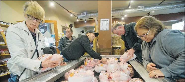  ?? JASON PAYNE/ PNG FILES ?? Shoppers at JD Farms in Langley pick up some local turkeys on Friday. Canadians buy more than three million turkeys for the Thanksgivi­ng meal.