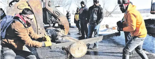  ?? —photo Graham Rolph ?? Getting a good rhythm is the key to winning a bucksaw competitio­n.