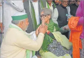  ?? SAKIB ALI/HT PHOTO ?? Eighty-seven-year-old Tara Gandhi Bhattachar­ya, the granddaugh­ter of Mahatma Gandhi, visited protesting farmers at the UP Gate site on Saturday.