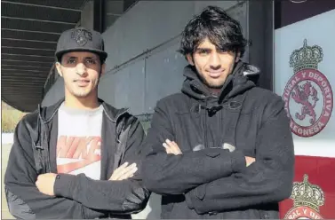  ??  ?? MULTICULTU­RAL. Abdullah y Tarek, dos qataríes en la Cultural, posan para AS.