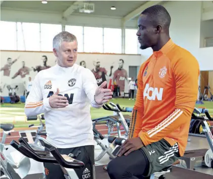  ?? MANCHESTER UNITED ?? Eric Bailly, hablando con el entrenador del Manchester United, Ole Gunnar Solskjaer