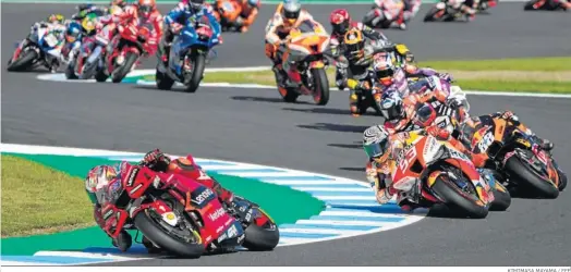  ?? KIMIMASA MAYAMA / EFE ?? El australian­o Jack Miller lidera la carrera de Motogp en el circuito de Motegi por delante del español Marc Márquez.