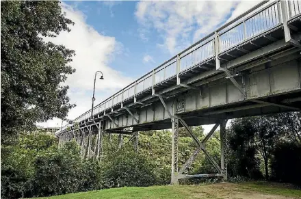  ?? CHRISTEL YARDLEY/STUFF ?? Waipa District Council has asked for a report on the resilience of the Victoria Street Bridge, as pressure mounts to build a third town bridge.