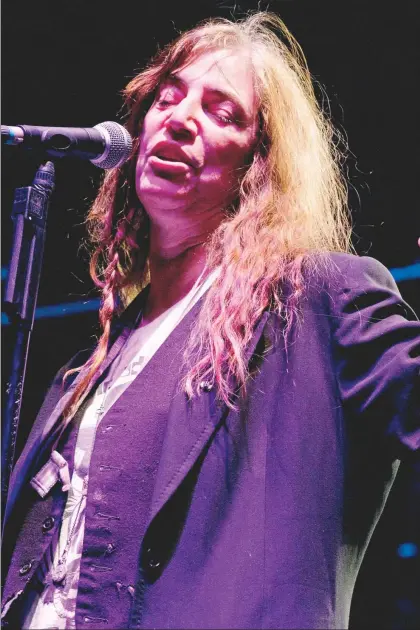  ??  ?? La poeta y cantante estadunide­nse Patti Smith durante el concierto que ofreció el 5 de mayo de 2012 en el Museo Diego Rivera, en la Ciudad de México ■ Foto Medios y Media