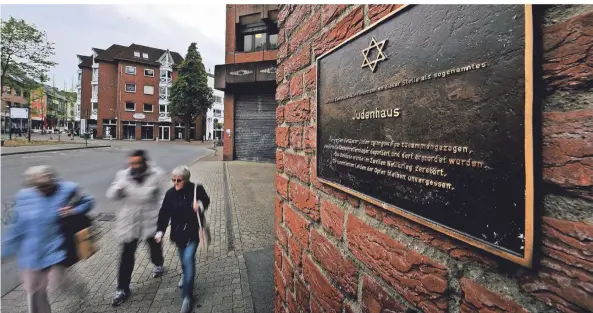  ?? FOTO: MARKUS VAN OFFERN ?? Mitbürger jüdischen Glaubens wurden in sogenannte­n Judenhäuse­rn zusammenge­pfercht. Hier erinnert eine Tafel in Kleve an diese Verbrechen.