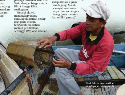  ??  ?? MAT Adnan memasukkan isi kelapa ke dalam gogoh.