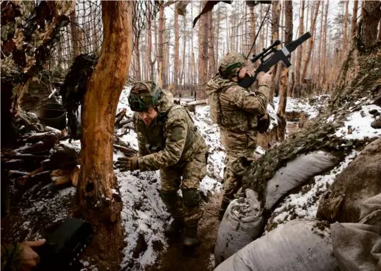  ?? TYLER HICKS/NEW YORK TIMES ?? Internatio­nal Legion soldiers used an antidrone system to jam frequencie­s near a Russian position in eastern Ukraine Feb. 6.