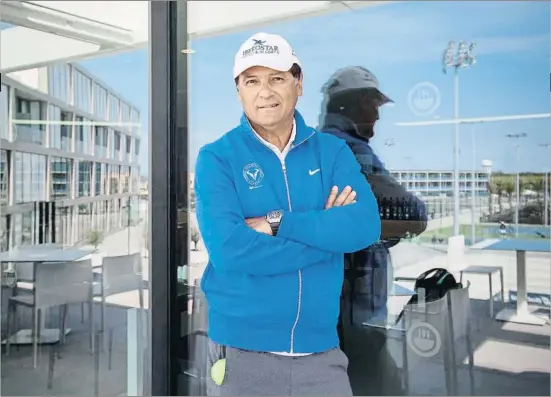  ?? MANÉ ESPINOSA ?? El futuro Toni Nadal posa para La Vanguardia en la academia de tenis de Manacor, en cuyas pistas se
está dedicando a formar a jóvenes talentos para
el futuro