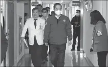  ?? HWANG GANG-MO VIA AP ?? South Korean Prime Minister Han Duck-soo (center) arrives for a meeting with doctors at the National Police Hospital in Seoul, South Korea, on Wednesday.