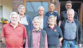  ?? FOTO: SILVIA MÜLLER ?? Siegfried Bantle, Reinhold Bailer, Walter Strom, Thomas Birk, Karin Strom, Horst Kleiber, Dieter Fink und Thomas Hoffmann ( v. l.) wurden in ihren Ämtern bestätigt.