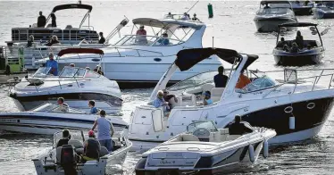  ?? Tribune News Service ?? Crowded conditions on some waterways during summer can lead to conflicts and dangerous — even deadly — situations that can be avoided if boaters abide by written marine laws and unwritten rules of boating etiquette.