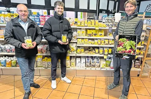  ?? Foto: Kreis Herford ?? Michael Neufeld und Arno Sebening besuchten kürzlich Christian Becker auf seinem landwirtsc­haftlichen Hof.