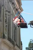  ??  ?? Le Grimp 47 évacue la victime depuis le clocher de Notre Dame de l’Avance (38 mètres) vers la place du Roy