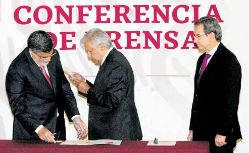  ?? ERNESTO MUÑOZ ?? Andrés Manuel López Obrador, antes de iniciar su conferenci­a matutina. Lo acompañan Esteban Moctezuma y Julio Sherer TITULAR DE LA SEP