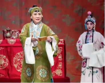  ?? ?? Yuan Huiqin (left) stars in Peking Opera Women Generals of the Yang Family at the Mei Lanfang Theater in Beijing in December 2023