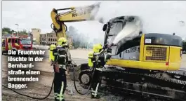  ??  ?? Die Feuerwehr löschte in der Bernhardst­raße einen brennenden Bagger.