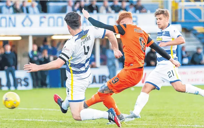  ?? Picture: SNS Group. ?? Simon Murray spins between Morton defenders to fire in a stunning equaliser for United.