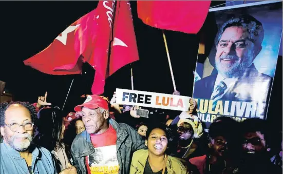  ?? RODOLFO BUHRER / REUTERS ?? El actor norteameri­cano Danny Glover, con gorra roja, junto a los partidario­s de Lula el pasado miércoles en Curitiba