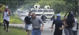  ?? (Photo AFP) ?? Les événements ont eu lieu sur une base militaire de Valencia, ville où des manifestat­ions continuent d’avoir lieu contre le régime (ci-dessus, hier).