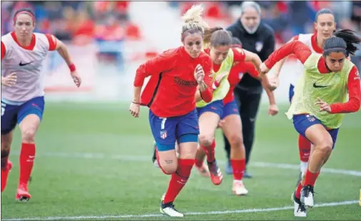  ??  ?? Varias jugadoras del Atlético, con Ángela Sosa y Kenti Robles a la cabeza, entrenan antes de un partido de la Primera Iberdrola.