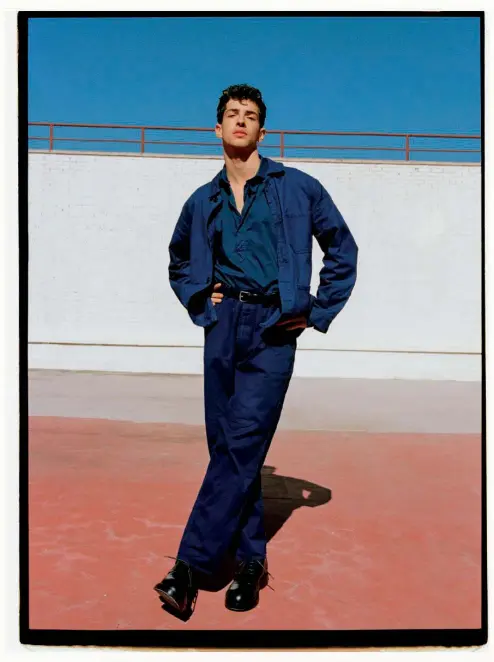  ??  ?? Camisa de Yves Saint Laurent, chaqueta y pantalón vintage, cinturón y zapatos de Ann Demeulemee­ster.