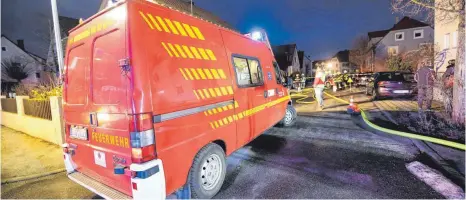  ?? FOTO: THOMAS WARNACK ?? Großräumig sperrt die Feuerwehr am Dienstagab­end das betroffene Gebiet im Wuhrweg in Bad Saulgau ab.