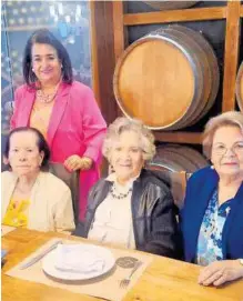  ?? ?? La presidenta de la MRP junto a la dama homenajead­a