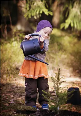  ?? FOTO: CATA PORTIN ?? Vilme, 4, kommer att återvända till granen hon planterade med sin mamma för att se hur den växer.