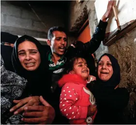  ?? PHOTO: MAHMUD HAMS/ AFP/GETTY IMAGES ?? In mourning: Relatives of Khaled Qwaider, one of the seven Palestinia­ns killed on Sunday, mourn during his funeral