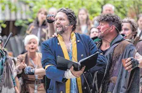  ?? FOTO: RALF LIENERT ?? Probenbesu­ch beim neuen Altusriede­r Freilichts­piel: Einspringe­r Sebastian Schwab (Mitte) spielt Friedrich Schiller und nimmt zur Sicherheit noch das Textbuch mit auf die Bühne.