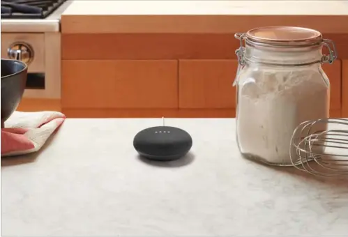  ??  ?? Selv om Google Home Mini er lille, kan den godt levere stor lyd via en anden højttaler. Det er nemlig muligt at sende musik og anden lyd til en sekundaer og større Bluetooth-højttaler.