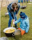  ?? Foto: Zimmerhack­l ?? Über dem offenen Feuer wurde eine Ge müsesuppe gekocht.