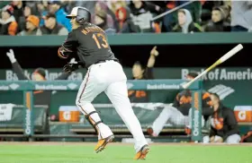  ??  ?? Manny Machado, de los Orioles de Baltimore, suelta el bate tras conectar su jonrón de tres carreras en el quinto inning ante los Yankees.