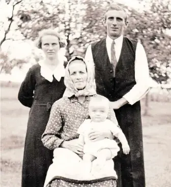  ?? Leinovci v jižních Čechách. s manželkou Boženou na rodinné fotografii. Vojín českoslove­nské armády padl v šarvátce s henFOTO VHÚ ?? Martin Macht (1910–1938)