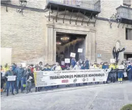  ?? X ?? Otra de las protestas de los funcionari­os de Huesca, este año.
