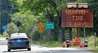  ??  ?? letrero en
Gilead, Maine, cerca de la frontera con Nueva Hampshire, advierte a los visitantes que ingresen en Maine que deberán permanecer en cuarentena durante 14 días