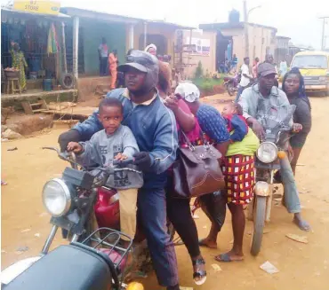  ?? Benedict Uwalaka ?? Residents fleeing Igbo Olomu community in Ikorodu PHOTOS: